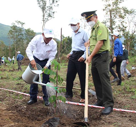 Ông Trần Ngọc Thanh tưới nước cho cây xanh vừa được trồng Ông Trần Ngọc Thanh tưới nước cho cây xanh vừa được trồng
